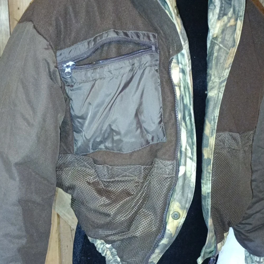 Cabela's women's camo jacket. - Picture 5 of 7